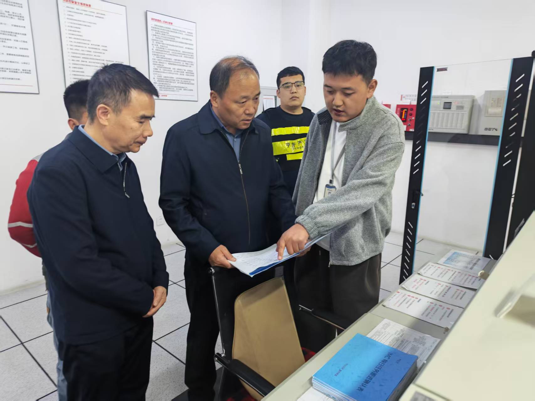 袁海东督导检查国庆期间邮政快递行业安...